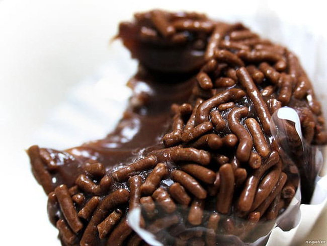 Brigadeiro: Là những viên kẹo sôcôla được làm bằng sữa đặc thay kem và được phủ trong lớp chocolate sprinkles.