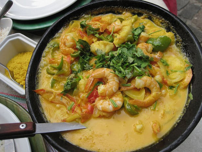 Moqueca de Camarão: Làm món hầm gồm tôm nấu trong nước cốt dừa và dầu cọ. Thêm rau như ớt và cà chua để món ăn càng thêm thơm ngon, hoàn hảo.