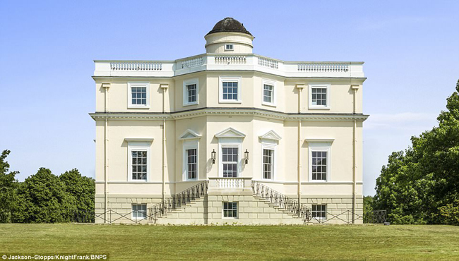 Đài quan sát hoàng gia ấn tượng với tầm nhìn bao quát khắp Công viên này đã được Vua George III xây dựng tại Richmond, Surrey, Anh năm 1769.