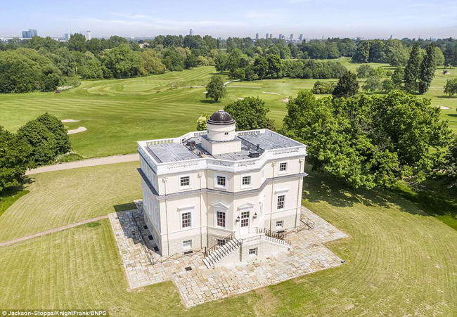 Ngôi nhà này được bao quanh bởi khu đất riêng và hướng tầm nhìn ra Sân Gôn Royal Mid-Surrey, khiến nó trở thành một nơi lý tưởng cho những người thích chơi golf
