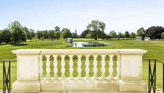 Là viên ngọc quý của thủ đô London, Richmond đóng vai trò trung tâm của các công viên Hoàng gia xinh đẹp, cùng với sông Thames và một thị trấn hoa lệ.