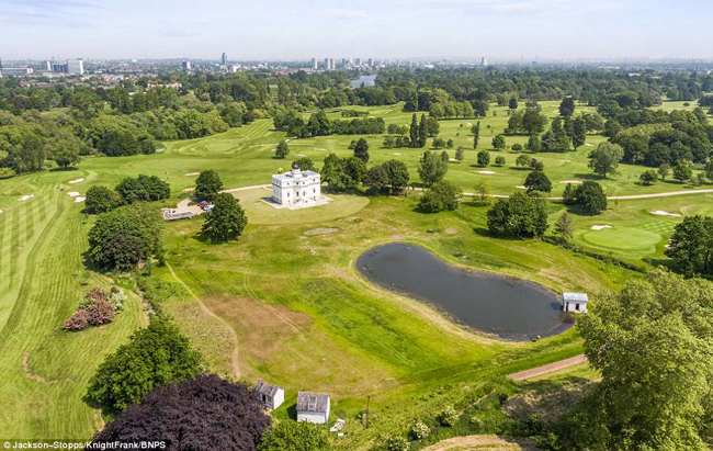 Ngôi nhà nằm trong khung cảnh tươi tốt của Công viên Richmond ở phía tây Luân Đôn và chỉ cách trung tâm thành phố 20 phút.