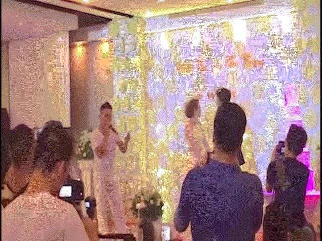 Bạn trẻ - Cuộc sống - Phì cười với màn "bóc phốt" cô dâu trong đám cưới