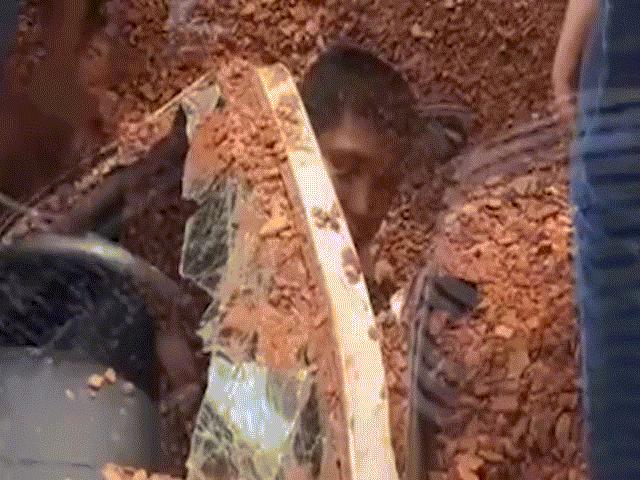 Thế giới - TQ: Đang lái xe trên đường, tự nhiên bị chôn sống trong đống sỏi