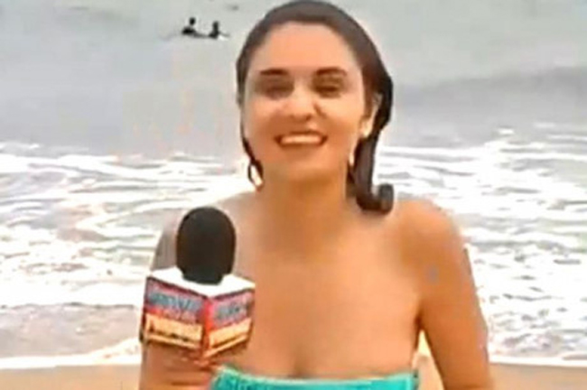 Một nữ phóng viên truyền hình mặc bikini nhảy xuống biển dẫn chương trình. Nhưng không may bikini bị sóng đánh tuột khiến cô nổi như cồn.