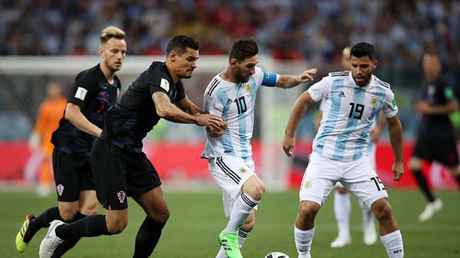 Argentina thua chấn động: Messi bị “nhiễm độc”, &#34;tàng hình&#34; 90 phút sút 1 lần! - 1