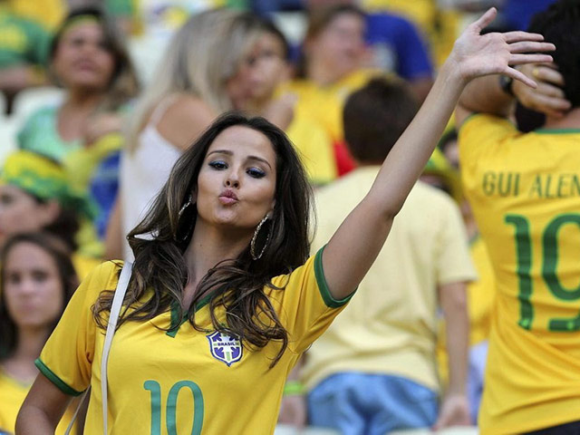 Kiều nữ siêu gợi cảm nhảy múa tưng bừng ăn mừng Brazil