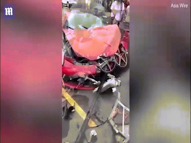 Thế giới - TQ: Phá tan siêu xe Ferrari 15 tỷ đồng sau vài phút ngồi trên ghế lái