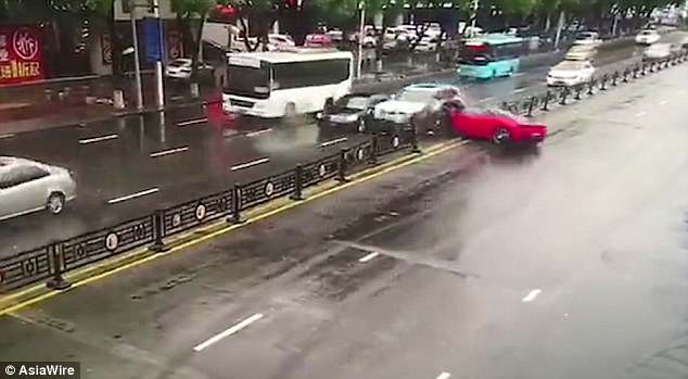 TQ: Phá tan siêu xe Ferrari 15 tỷ đồng sau vài phút ngồi trên ghế lái - 1