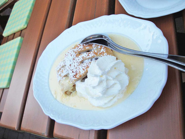 Món bánh táo kiểu Đức với lớp vỏ giòn nhân mứt táo được “tắm” trong kem vani và nước quả thơm ngon.