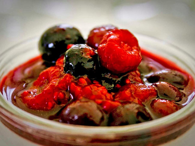 Rote grütze là một loại tráng miệng được làm từ nho đỏ và quả mọng như quả mâm xôi và dâu tây. Nó thường được ăn với nước sốt vani hoặc sữa chua.