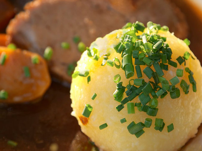 Khoai tây có mặt ở khắp mọi nơi trong ẩm thực Đức, do đó, không có gì ngạc nhiên khi món klöße (bánh bao khoai tây), là một món ăn phổ biến cho bất kỳ bữa ăn nào tại quốc gia này.