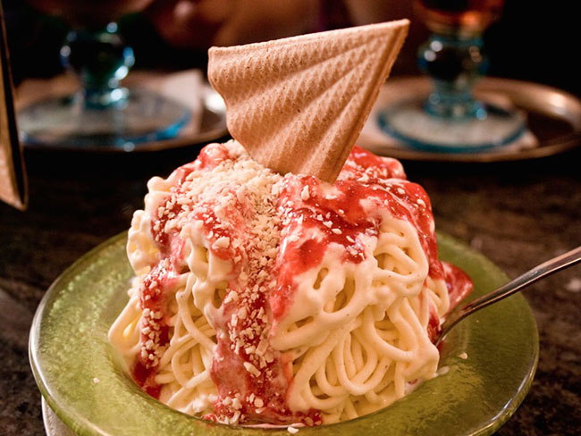 Đúng như tên gọi của nó, kem spaghetti trông giống như một đĩa mì spaghetti với nước sốt cà chua, nhưng nó thực sự là kem vani với nước sốt trái cây.