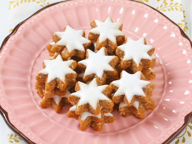 Một bánh quy Giáng sinh phổ biến của Đức, với hình những ngôi sao quế có mùi vị nhẹ như bánh gừng, được làm từ hạnh nhân, quế, gừng và đường cứng.