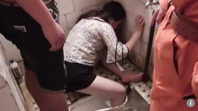 Tự dưng kẹt bàn chân vào toilet, rút kiểu gì cũng không ra - 1