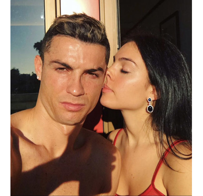 1. Bạn gái CR7 - Georgina Rodriguez sở hữu hình thể gợi cảm với chiều cao 1m70. 