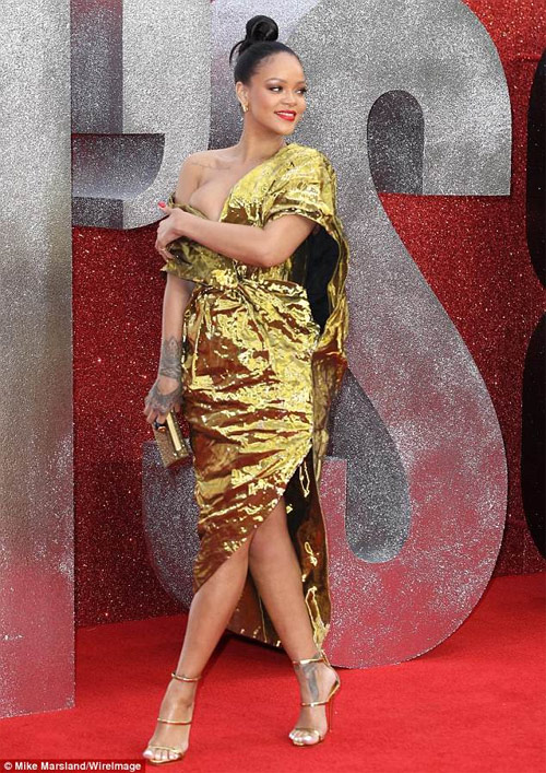 11 bộ đồ phóng khoáng nhất của Rihanna - 1
