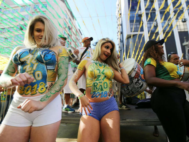 Bóng đá - Ấn tượng World Cup 23/6: Thiếu nữ Brazil "thả rông" quậy tung mừng Neymar