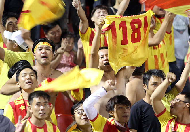 Dàn người đẹp quên World Cup, ăn mừng với CĐV số 1 V-League - 1