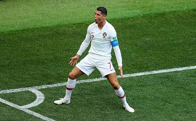 Ghi bàn ầm ầm ở World Cup 2018, Ronaldo vẫn bị chê... ‘ăn may’ - 1