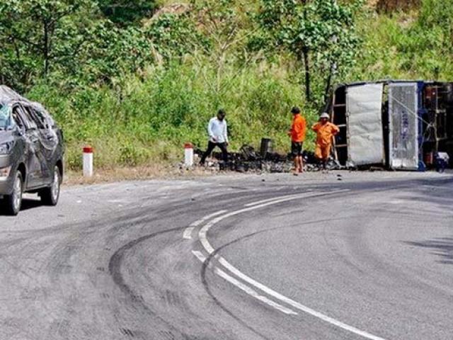 Tin tức trong ngày - 7 người trong một gia đình thoát chết trong gang tấc trên đèo Ngoạn Mục