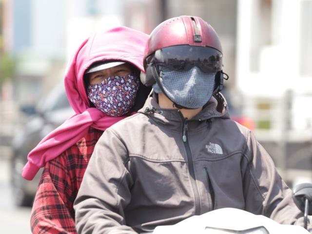 Tin tức trong ngày - Miền Bắc ngày nắng như nung, ban đêm đề phòng lũ quét