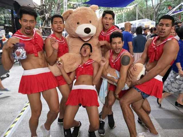 Bạn trẻ - Cuộc sống - Đội phục vụ nam mặc váy ngắn khoe cơ bắp "hot" nhất Thái Lan