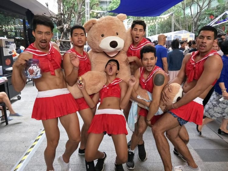 Đội phục vụ nam mặc váy ngắn khoe cơ bắp &#34;hot&#34; nhất Thái Lan - 1