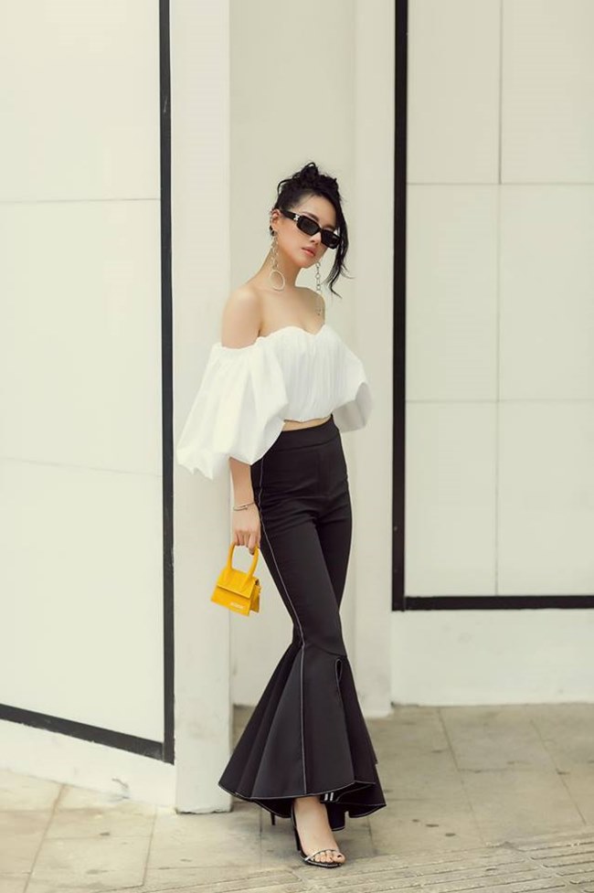 Hoặc trong một khoảnh khắc khác, Khánh Linh sang chản hơn với thời trang đường phố khi chọn áo bo chun có độ phồng lớn, trễ vai.