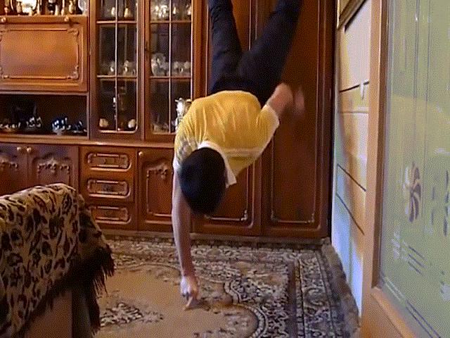 Phi thường - kỳ quặc - Kinh ngạc với khả năng chống đẩy bằng 2 ngón tay