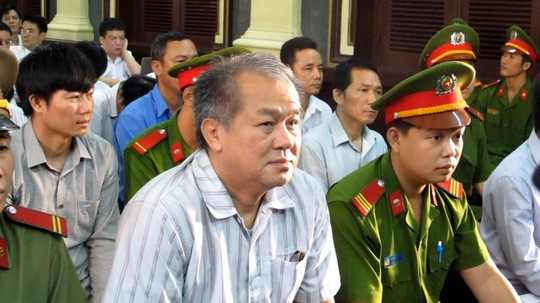 Quan chức nào được triệu tập trong phiên xử cựu phó Thống đốc NHNN? - 2