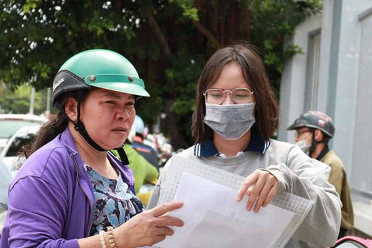 Thí sinh đến điểm thi THPT, chỉnh sửa hồ sơ nhanh chóng - 14