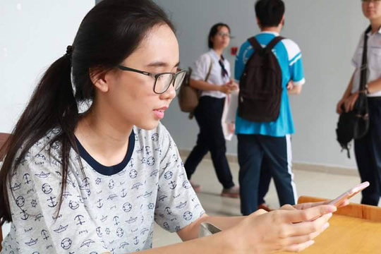 Thí sinh đến điểm thi THPT, chỉnh sửa hồ sơ nhanh chóng - 15
