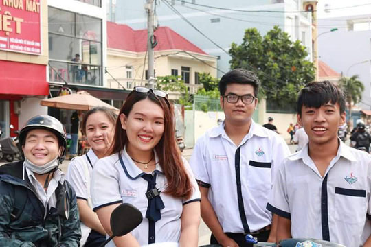 Thí sinh đến điểm thi THPT, chỉnh sửa hồ sơ nhanh chóng - 16