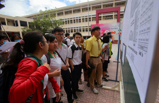 Thí sinh đến điểm thi THPT, chỉnh sửa hồ sơ nhanh chóng - 2