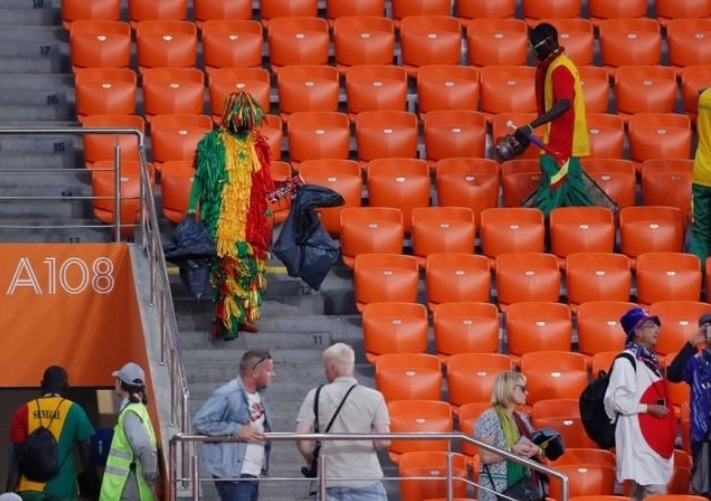 Hành động đẹp của CĐV Nhật Bản và Senegal khiến thế giới ngưỡng mộ - 2