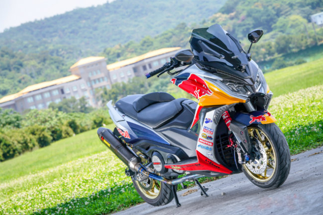 AK550 bản độ Redbull tôn thêm vẻ nam tính, mạnh mẽ cho cánh mày râu.