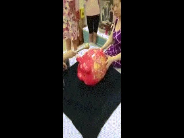 Bạn trẻ - Cuộc sống - Màn đập lợn đất "siêu khủng" khiến dân mạng choáng váng