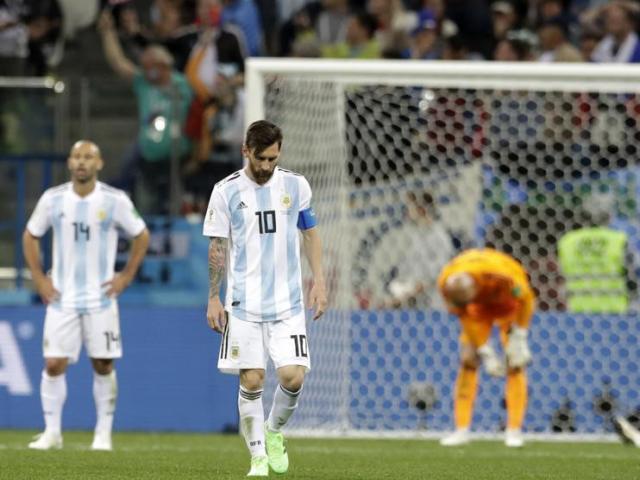 Bóng đá - Argentina "sinh tử" với Nigeria: Messi suy sụp, điềm gở - điềm lành
