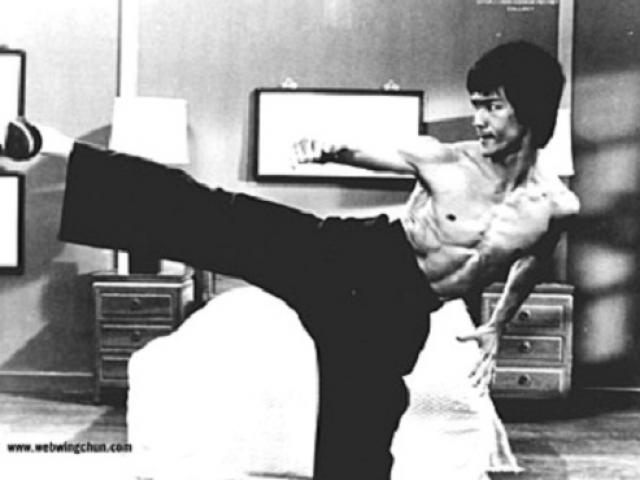 Thể thao - Kinh điển Lý Tiểu Long: Đá "gã béo" bay 20m, 1 ngón tay lên xà 100 lần