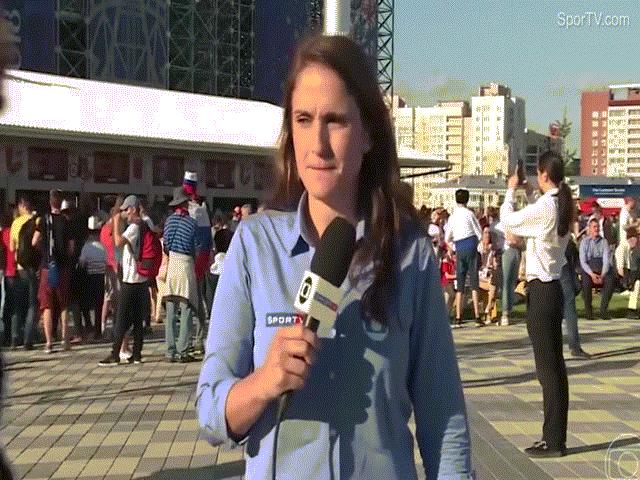 Bị sàm sỡ khi đưa tin World Cup, nữ phóng viên hành động nhanh trí