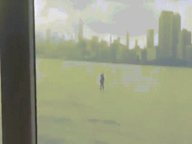 Phi thường - kỳ quặc - Ăn mặc lịch lãm chèo ván vượt sông để đi họp đúng giờ