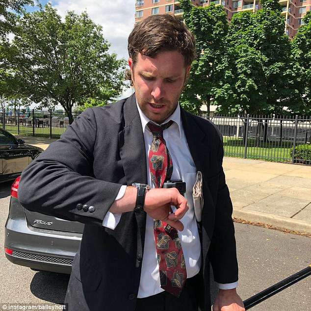 Ăn mặc lịch lãm chèo ván vượt sông để đi họp đúng giờ - 1