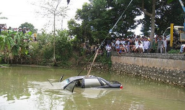 Nóng 24h qua: Thắt lòng những hình ảnh sau trận lũ quét khiến 13 người chết - 2