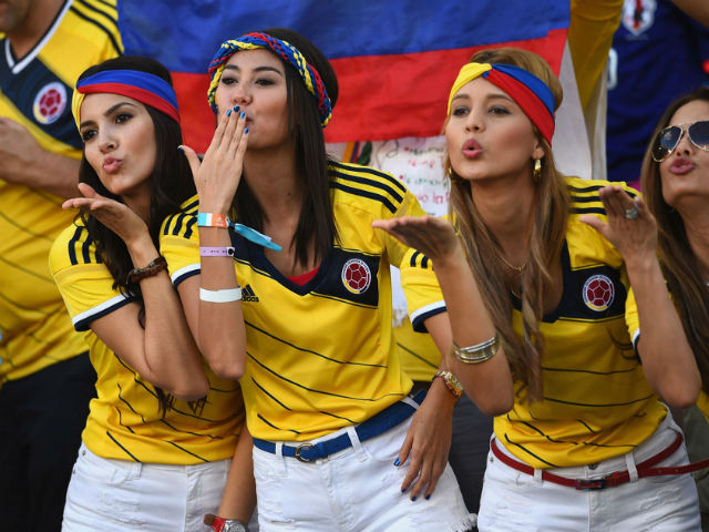 Ấn tượng World Cup 25/6: Fan Anh mở hội bikini, hot girl Colombia ”đốt” khán đài