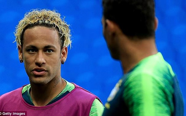 Fan cuồng úp mỳ tôm lên đầu bắt chước Neymar, diễn kỹ năng ăn vạ tuyệt đỉnh - 1