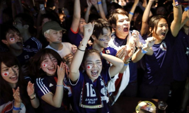 Nhật Bản gây sốc World Cup: Fan nữ xinh phát cuồng, òa khóc vì quá sướng - 11