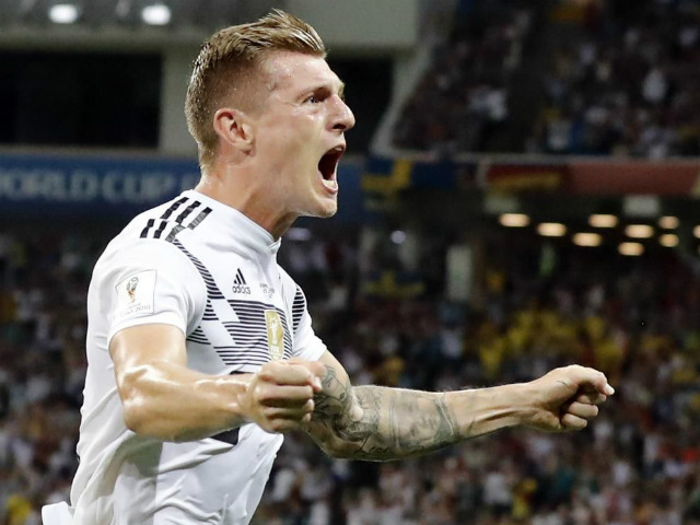 Toni Kroos vẽ siêu phẩm cầu vồng cứu ĐT Đức qua góc nhìn độc lạ