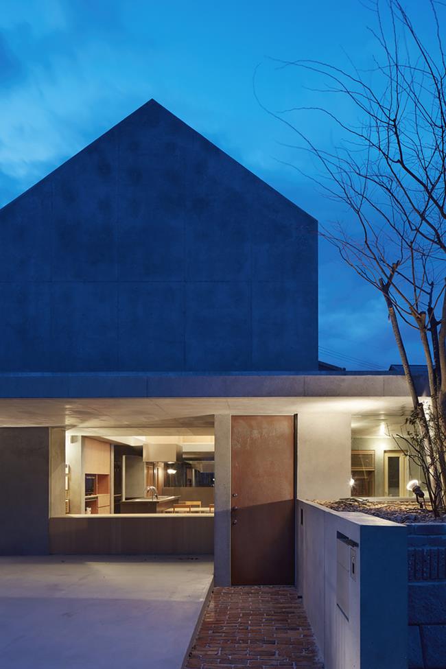 Ngoài ra, mỗi ngôi nhà đều có thiết kế mái dốc. Đây là một kết quả từ ảnh hưởng của xu hướng “My Home” tại Nhật Bản những năm 80 và 90.