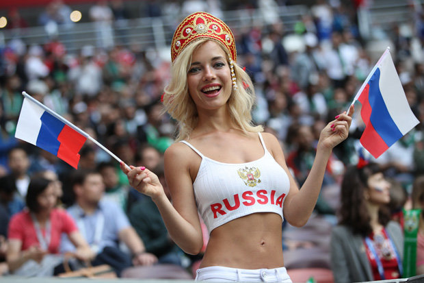 Bị tố là sao phim khiêu dâm, CĐV nóng bỏng nhất World Cup bác bỏ - 1